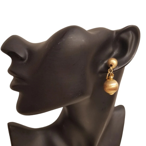 NAPIER VINTAGE SATIN BRUSHED GOLDTONED DROP STYLE SCREW/CLIP ON EARRINGS - Picture 1 of 4